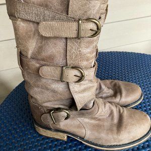 Taupe leather Steve Madden “BUCKKIE” boots. Size 9.5